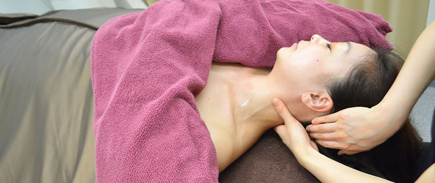 ①遠赤外線マットで身体を芯から温め筋肉を緩めながらデトックス