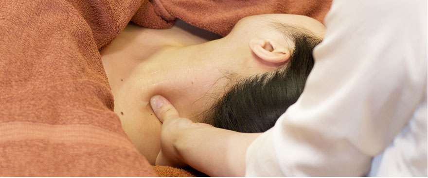 ②全身代謝を上げる！頚椎の付け根、欠盆（けつぼん）と言われる最も身体に重要なツボの部分を刺激01